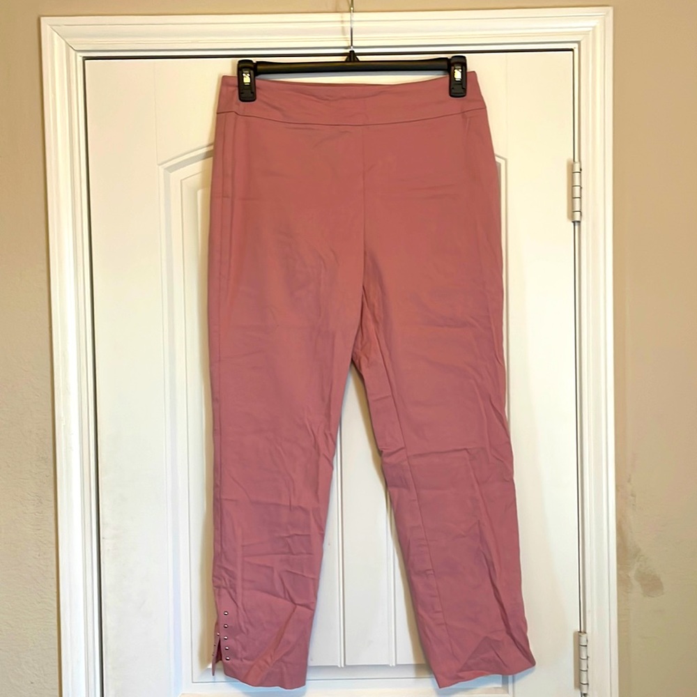 🆕 ROZ & ALI Embellished Pink Capri Pants 💕